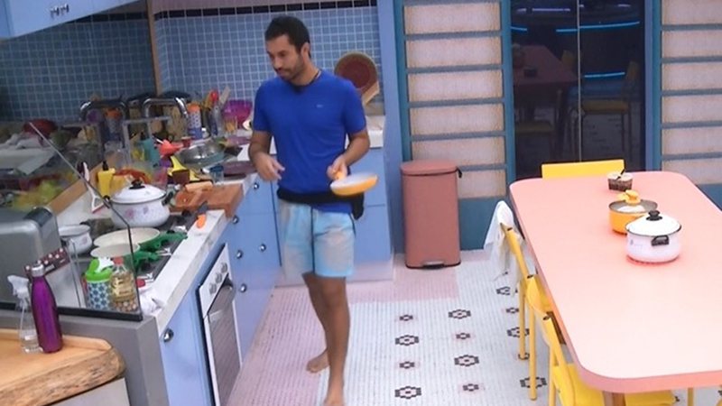 Gilberto conversa na cozinha da Xepa - Foto: Reprodução / Globoplay