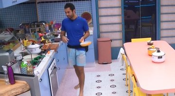 Gilberto conversa na cozinha da Xepa - Foto: Reprodução / Globoplay