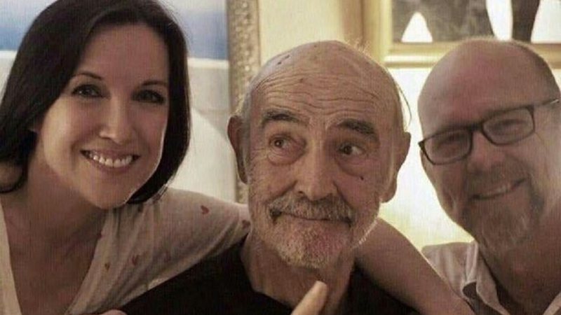 Sean Connery ao lado da nora, Fiona Ufton, e do filho Jason Connery - Reprodução/Twitter