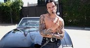 Ator interpreta o roqueiro Tommy Lee ao lado de Lily James, que vive Pamela Anderson - Foto: Reprodução