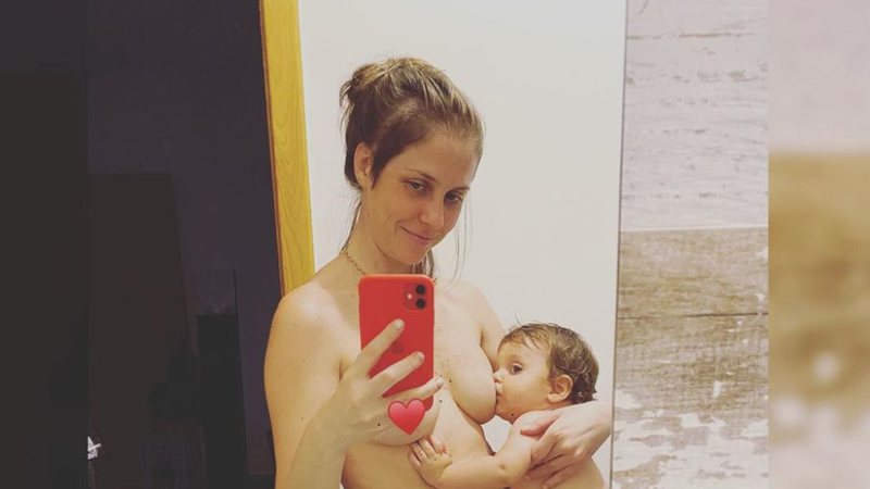 Atriz publicou a foto nua amamentando o filho no banheiro - Reprodução/Instagram