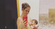 Atriz publicou a foto nua amamentando o filho no banheiro - Reprodução/Instagram