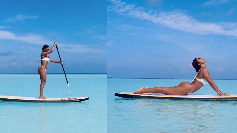 Atriz fez poses em prancha no meio do mar cristalino das Maldivas, onde está passeando - Reprodução/Instagram