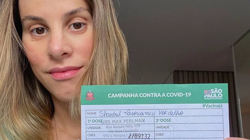 Shantal Verdelho recebe vacina - Reprodução/Instagram@shantal