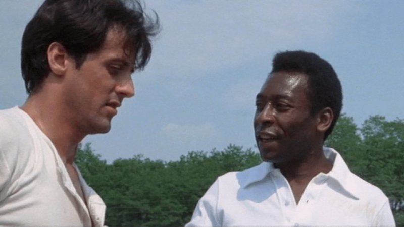 No filme, Stallone e Pelé fazem parte de um time de prisioneiros das Forças Aliadas que enfrenta adversários militares nazistas - Foto/Reprodução