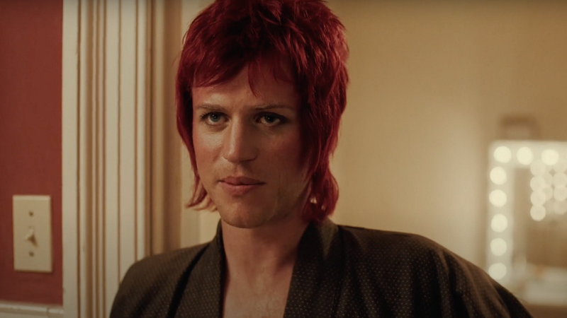 Johnny Flynn caracterizado como David Bowie em Stardust - Reprodução