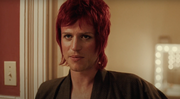 Johnny Flynn caracterizado como David Bowie em Stardust - Reprodução