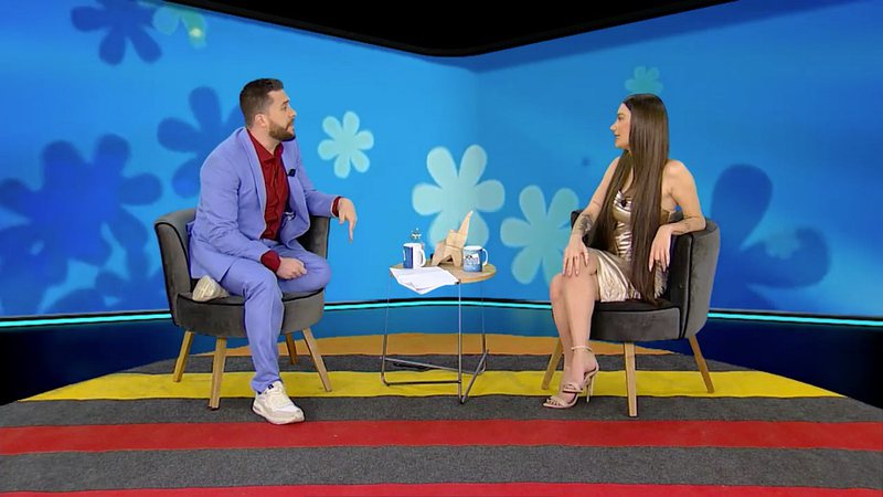 Maurício Meirelles entrevista Stéfani Bays no programa Foi Mau, da RedeTV - Foto: Reprodução / RedeTV!