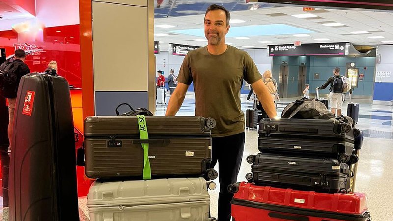 Apresentador compartilhou foto com diversas bagagens em aeroporto - Foto: Reprodução / Instagram @tadeuschmidt