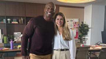 Ator Terry Crews posa ao lado da Dra. Cintia Carvalho - Foto: Reprodução