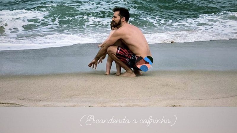 Thales Bretas à beira mar com um dos filhos que teve com Paulo Gustavo - Foto: Reprodução / Instagram