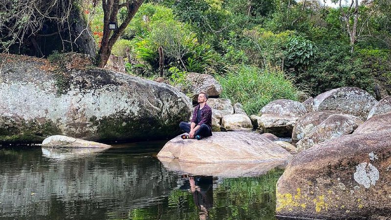 Thales posta foto sentado em meio a rochas - Foto: Reprodução / Instagram @thalesbretas