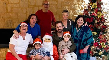 Viúvo do humorista se reuniu com Déa Lúcia, Júlio Márcio, além da cunhada, Ju Amaral, e os filhos, Romeu e Gael - Reprodução / Instagram @thalesbretas
