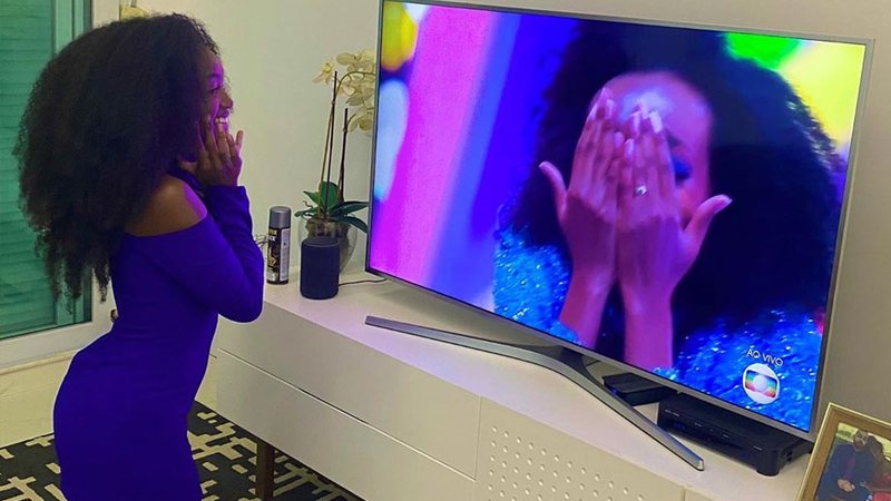 Iza se ajoelhou diante da TV para comemorar a vitória de Thelma Assis no BBB 20 - Foto: Reprodução/ Instagram