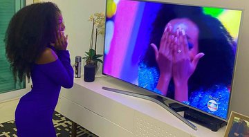 Iza se ajoelhou diante da TV para comemorar a vitória de Thelma Assis no BBB 20 - Foto: Reprodução/ Instagram