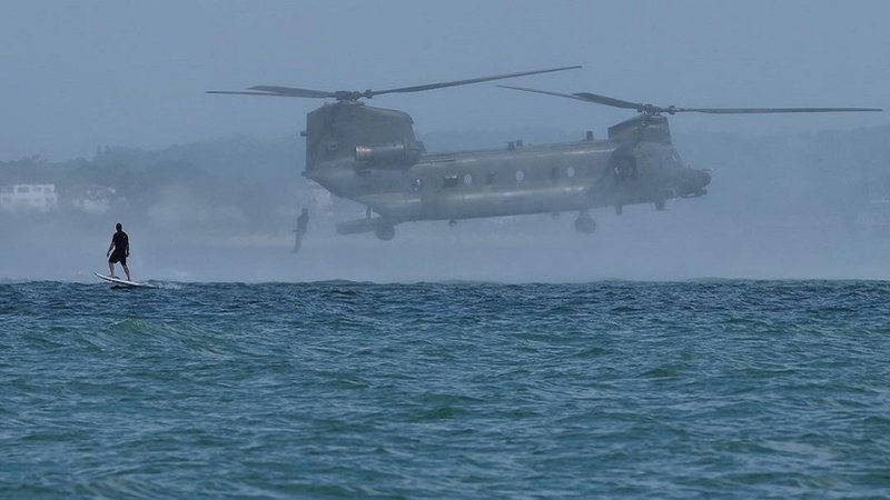 Toby Irons viu a aproximação do enorme helicóptero enquanto surfava - Foto: Reprodução / Instagram / Howard Shepherd