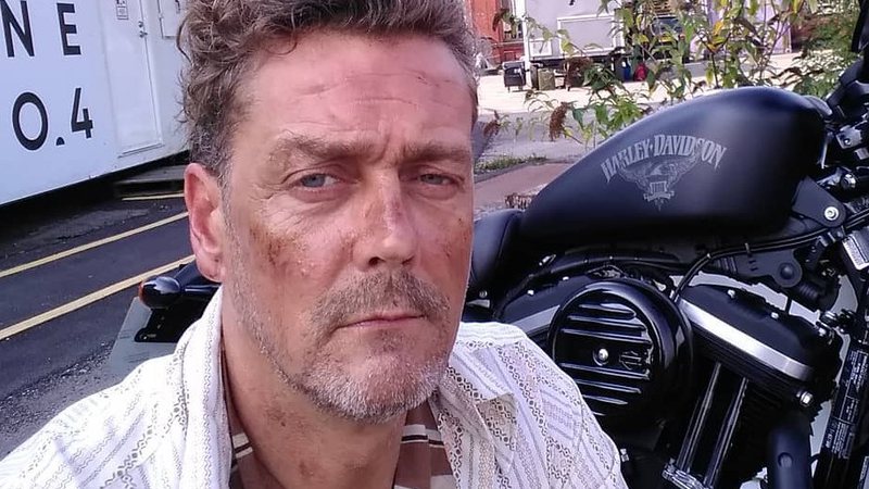 Ator inglês foi liberado pelos médicos e mandado para casa, onde morreu, aos 48 anos - Reprodução/Instagram/@tobias.kirkup