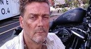 Ator inglês foi liberado pelos médicos e mandado para casa, onde morreu, aos 48 anos - Reprodução/Instagram/@tobias.kirkup