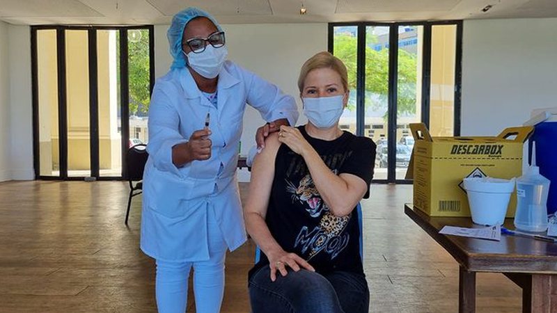 Cantora recebeu vacina no Rio de Janeiro - Reprodução/Instagram@paulatoller
