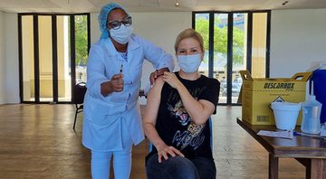 Cantora recebeu vacina no Rio de Janeiro - Reprodução/Instagram@paulatoller