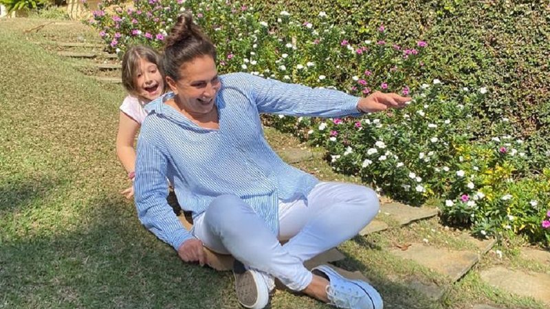 Totia Meireles brinca com a neta, Pilar, em foto rara - Foto: Reprodução / Instagram