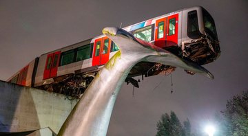 Trem foi sustentado por obra de arte após descarrilar - Foto: Reprodução/ Twitter@010fotograaf