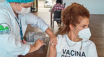Vanessa da Mata recebe primeira dose de vacina contra Covid-19 - Foto: Reprodução / Instagram @vanessadamata