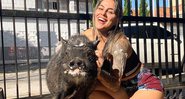 Vanessa Mesquita com Joãozinho, seu porco de estimação - Foto: Reprodução/ Instagram