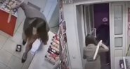 Vendedora usou consolo de borracha de duas extremidades para expulsar o ladrão - Foto: Reprodução/ YouTube