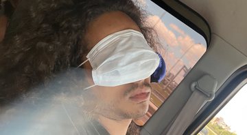 Cantor aproveitou a máscara para tapar os olhos durante viagem - Reprodução/Instagram