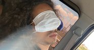 Cantor aproveitou a máscara para tapar os olhos durante viagem - Reprodução/Instagram