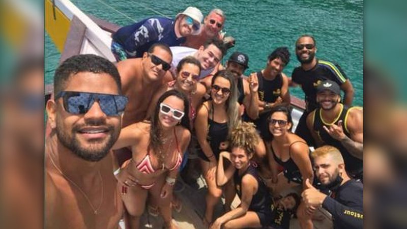 Viviane Araújo posa com namorado e mais 13 amigos em barco - Reprodução/Instagram