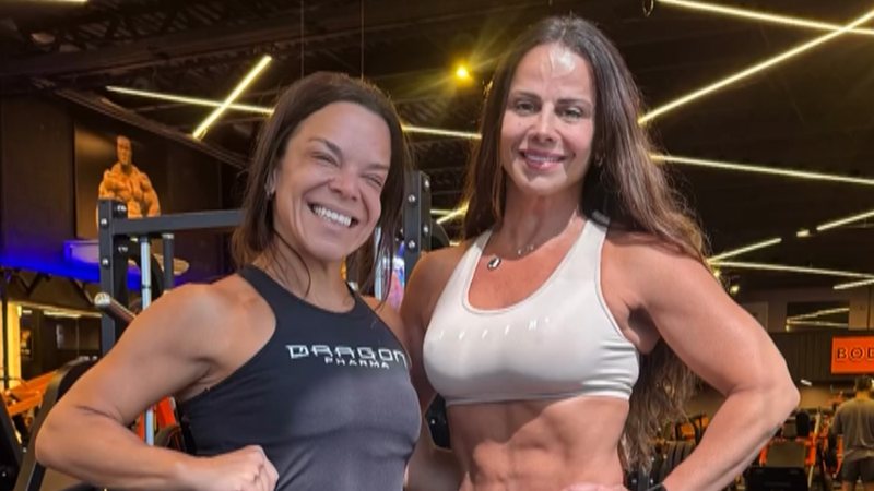 Viviane Araujo posou com a barriga à mostra na academia