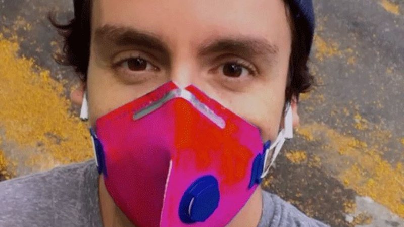 Wagner Santisteban manipula máscara de proteção após o uso e é alertado por internautas - Foto: Reprodução / Instagram