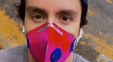 Wagner Santisteban manipula máscara de proteção após o uso e é alertado por internautas - Foto: Reprodução / Instagram