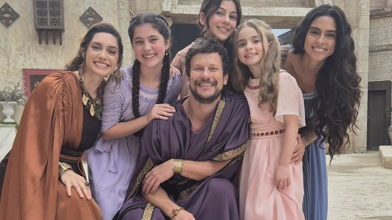 Prestes a estrear em série da Record, Clara Portella chama atenção na TV, teatro e dublagem - Reprodução Instagram