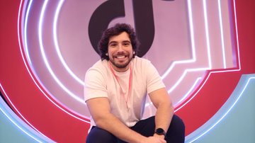 Daniel Marya em contato com o público durante evento no universo digital, reforçando a relação de proximidade construída também fora das redes - Reprodução Instagram