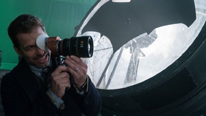 Zack Snyder dirige Liga da Justiça, em 2017 - Foto: Reprodução / Warner Bros