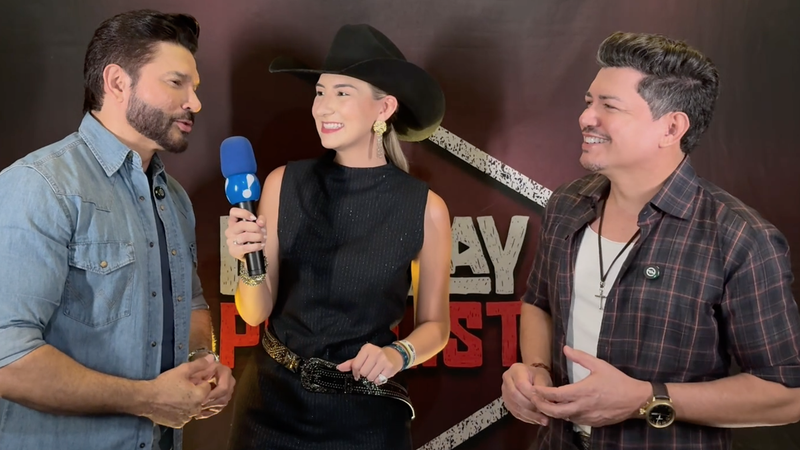 Manu Martins conversa com os sertanejos Zé Henrique e Gabriel no camarim do evento - Foto: Divulgação