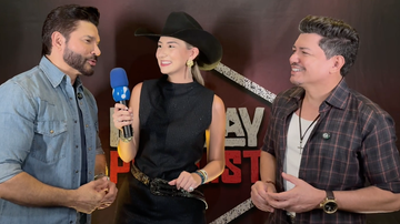 Manu Martins conversa com os sertanejos Zé Henrique e Gabriel no camarim do evento - Foto: Divulgação