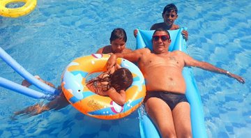 Zeca Pagodinho e os netos na piscina - Reprodução/Instagram