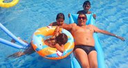 Zeca Pagodinho e os netos na piscina - Reprodução/Instagram