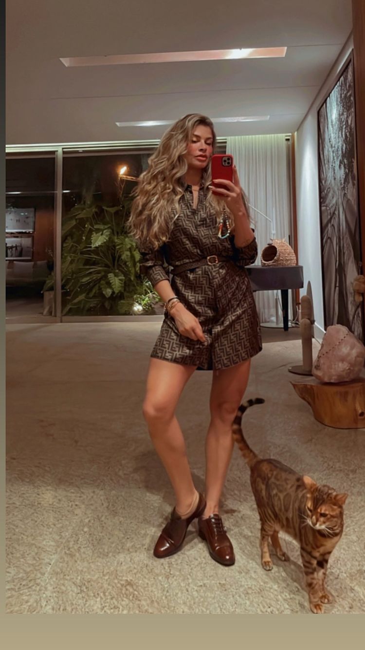 Grazi Massafera posa no espelho com vestido de grife avaliado em R$ 13,4 mil