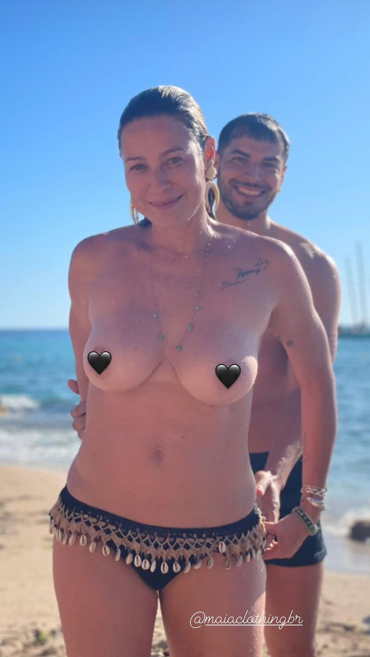 Luana Piovani faz topless em Ibiza durante viagem com o namorado