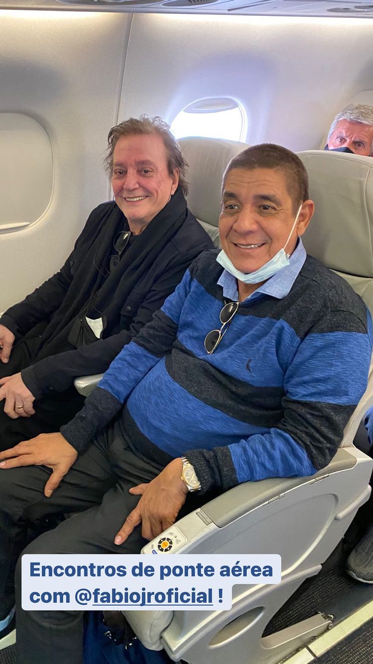 ábio Jr. e Zeca Pagodinho se encontram em voo e posam juntos