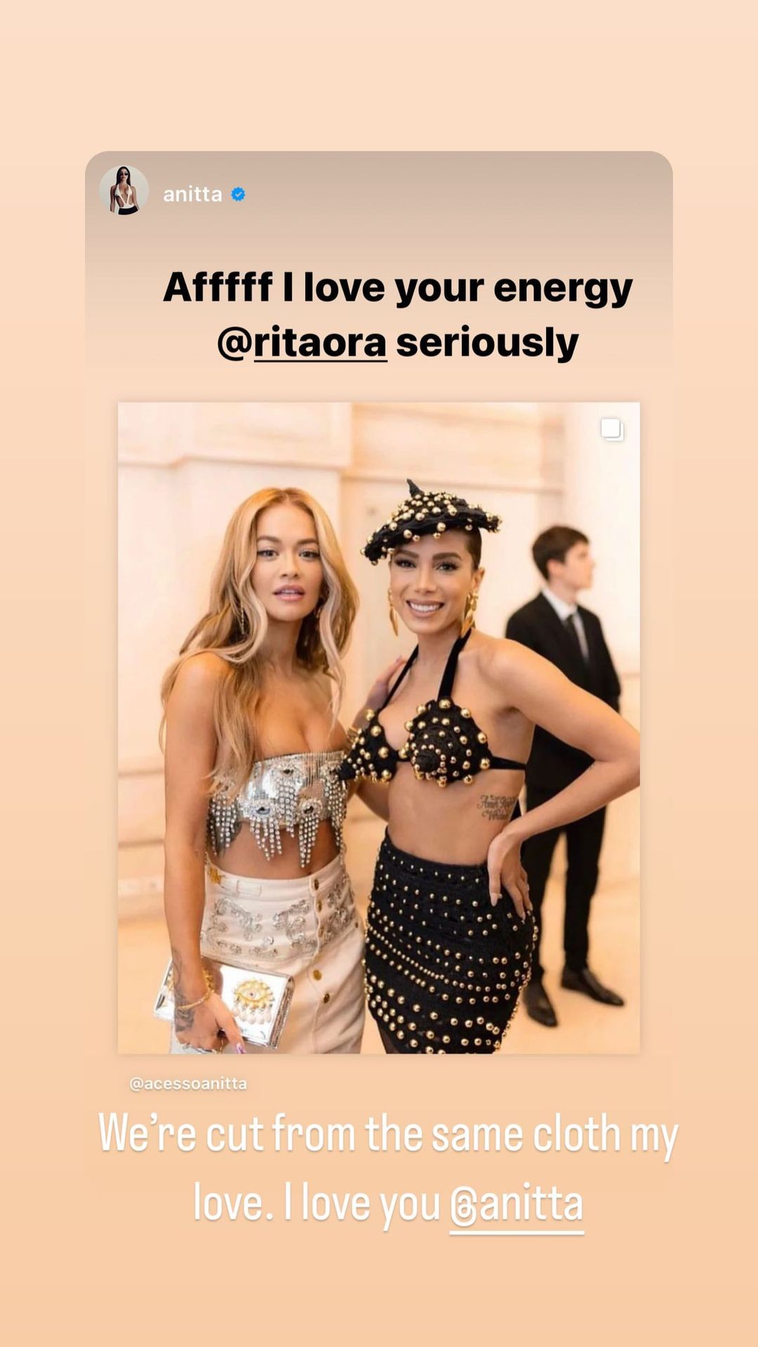 Rita Ora posa com Anitta e se declara