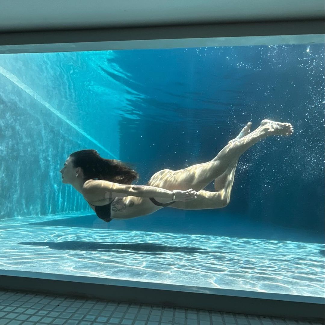 Isis Valverde nada em piscina com parede de vidro - Foto: Reprodução/ Instagram@isisvalverde