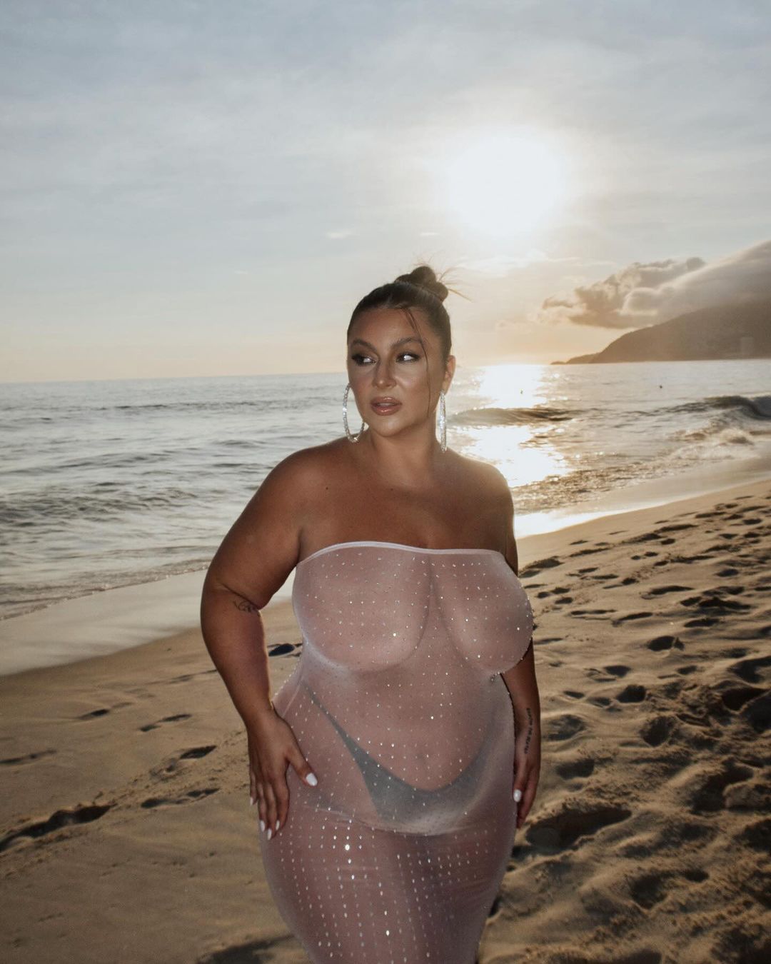 Letticia Munniz deixou curvas à mostra em vestido transparente - Foto: Reprodução/ Instagram@letticiamunniz