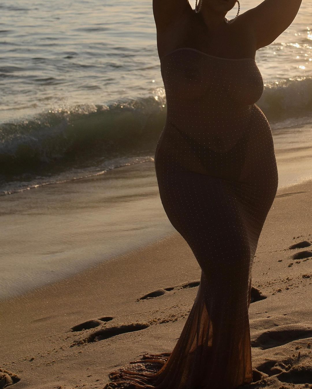 Letticia Munniz deixou curvas à mostra em vestido transparente - Foto: Reprodução/ Instagram@letticiamunniz