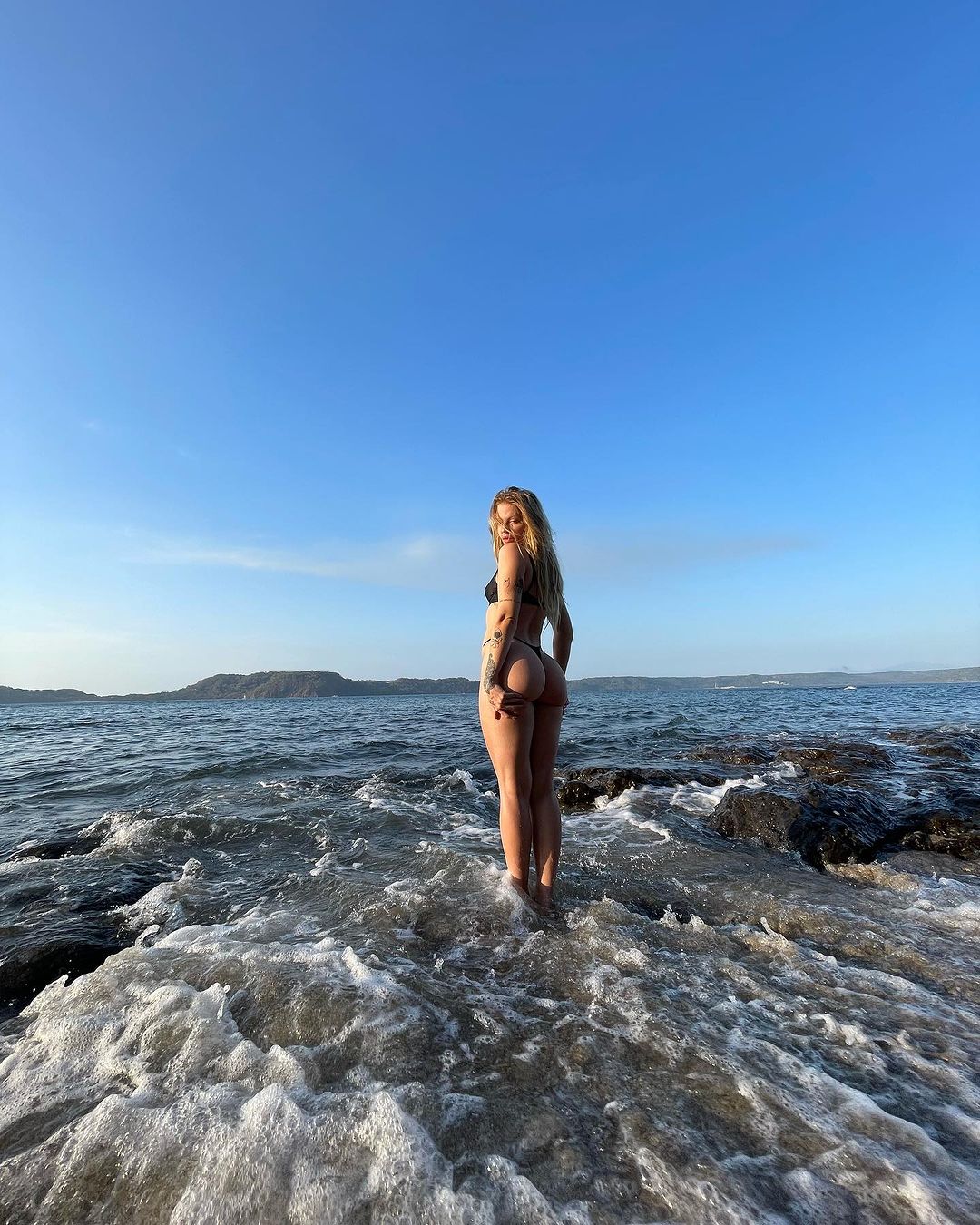 Luísa Sonza posou de biquíni em praia na Costa Rica - Foto: Reprodução/ Instagram@luisasonza